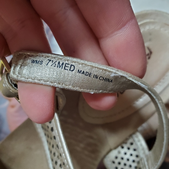 Kenneth Cole Reaction Gold Flat Leather Sandals - Picture 6 of 7